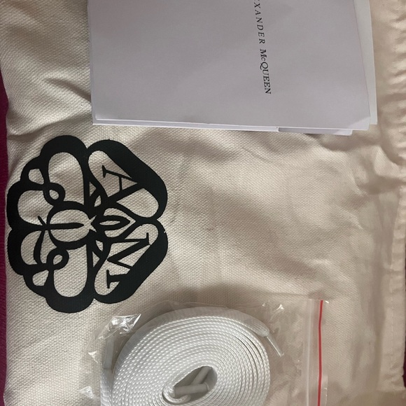 Alexander McQueen -Flaunt your high-style with these trendy sneakers - Picture 4 of 7